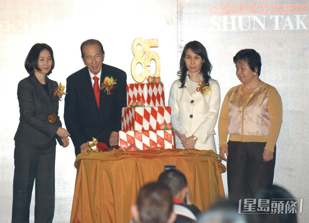 何超蕸離世時獲家人陪伴在側。