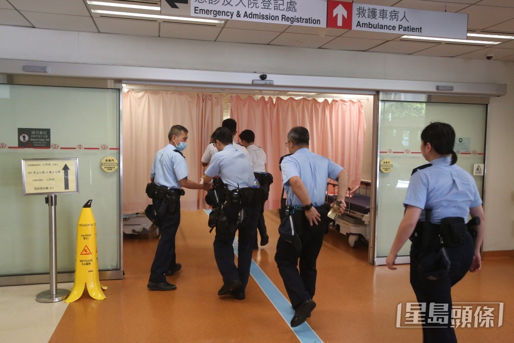 警方到醫院調查事件。徐裕民攝 警方到醫院調查事件。徐裕民攝