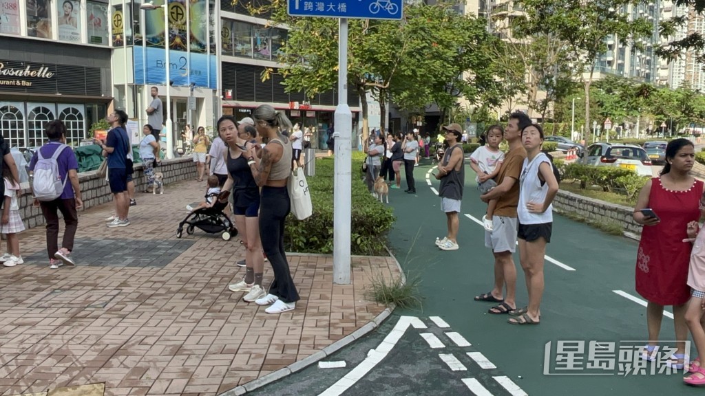 半百居民疏散到地面。 半百居民疏散到地面。