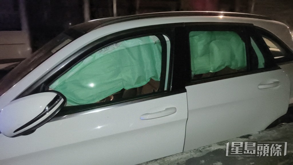車內安全氣袋彈出。 車內安全氣袋彈出。