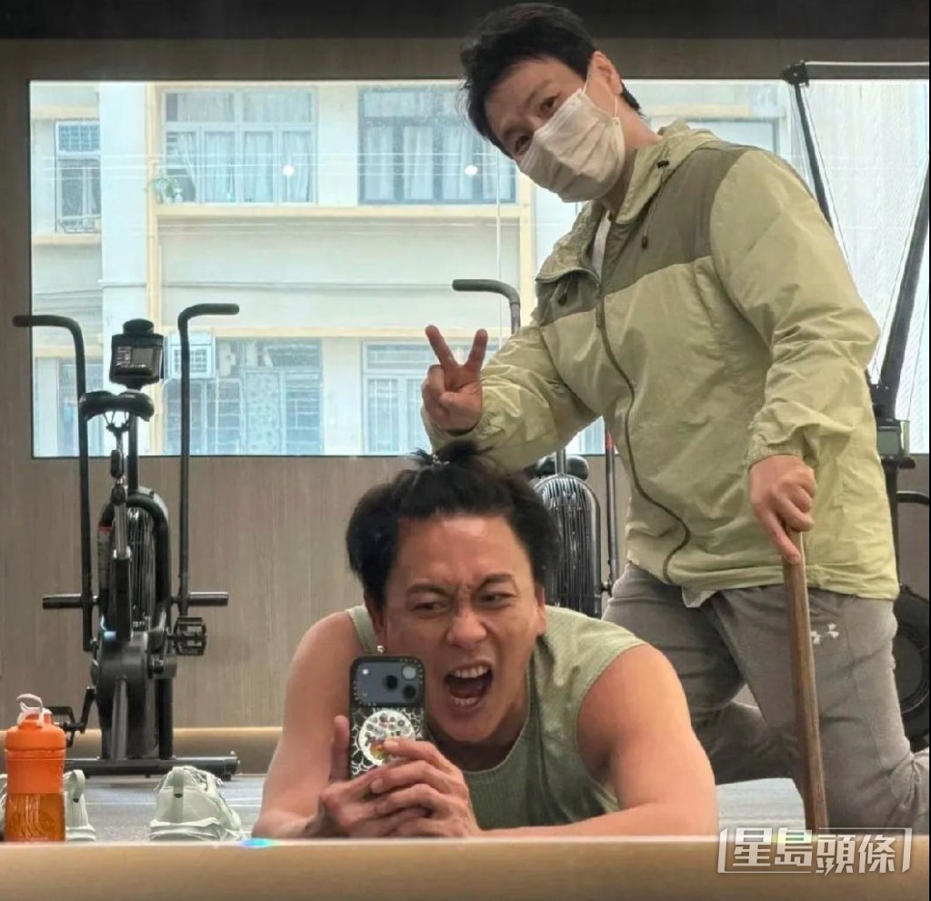 Bosco分享由健身教练为他压腿，露出狰狞表情相片成为焦点。