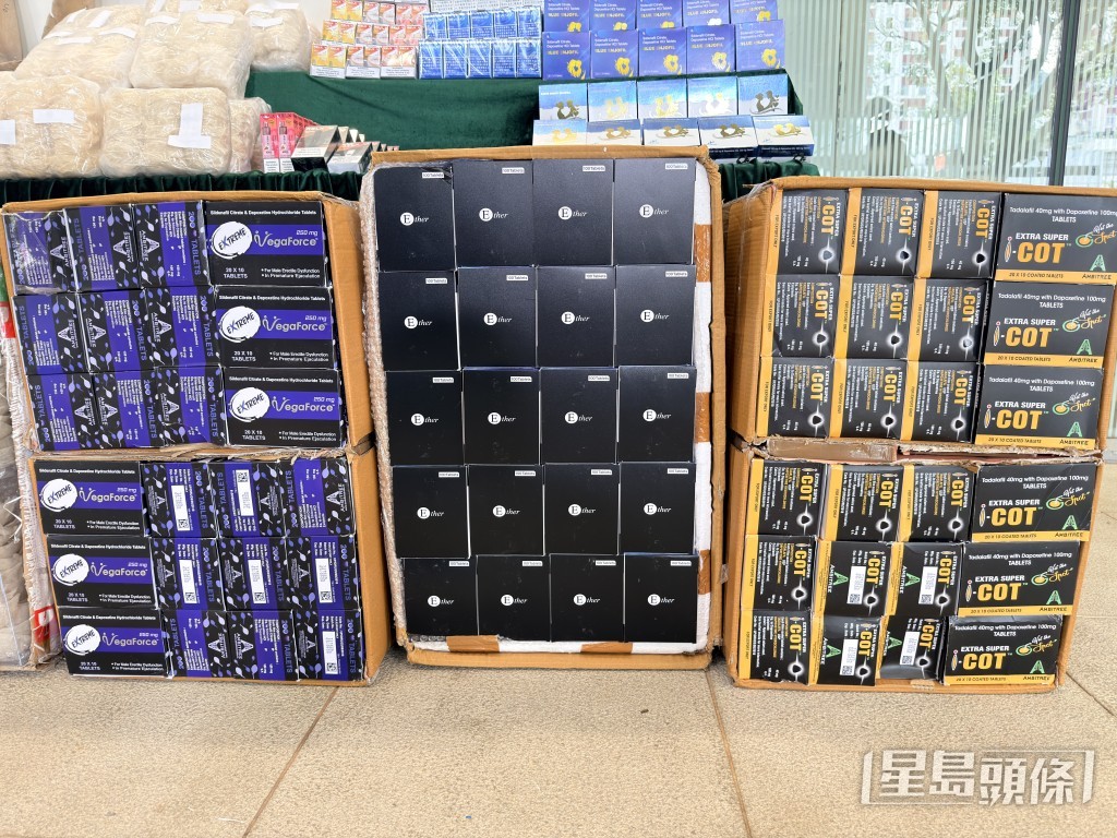 海關展示行動中檢獲的藥劑製品。梁國峰攝