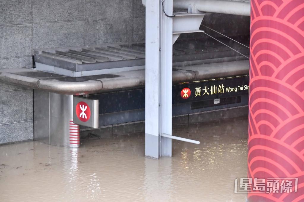 港鐵黃大仙站於「世紀黑雨」期間被淹浸，港鐵稱已作出多項措施加強應變。