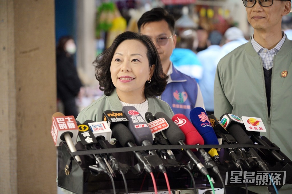 麦美娟表示各司局在将联同区议员及关爱队探访街坊。 麦美娟表示各司局在将联同区议员及关爱队探访街坊。