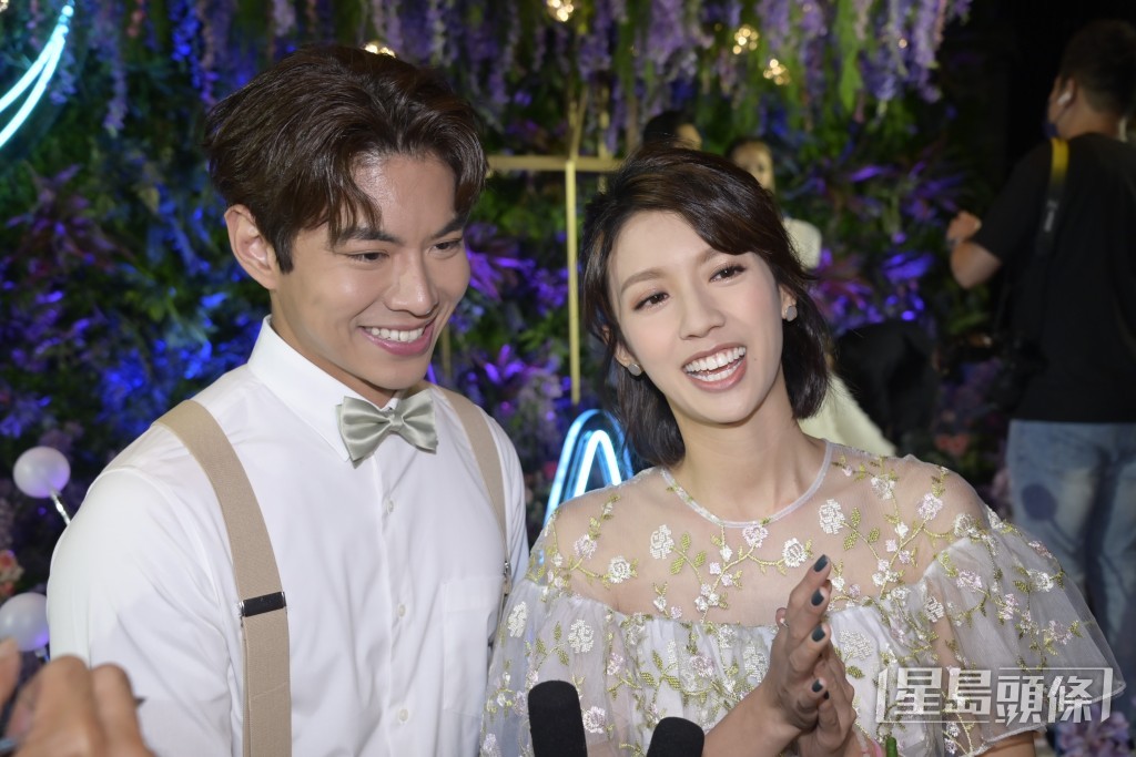 蔡思贝（右）是姊妹之一。