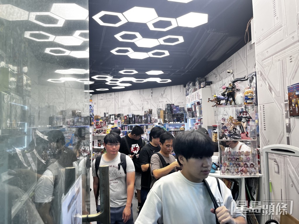 觀塘一玩具店購買爆旋陀螺的人潮。