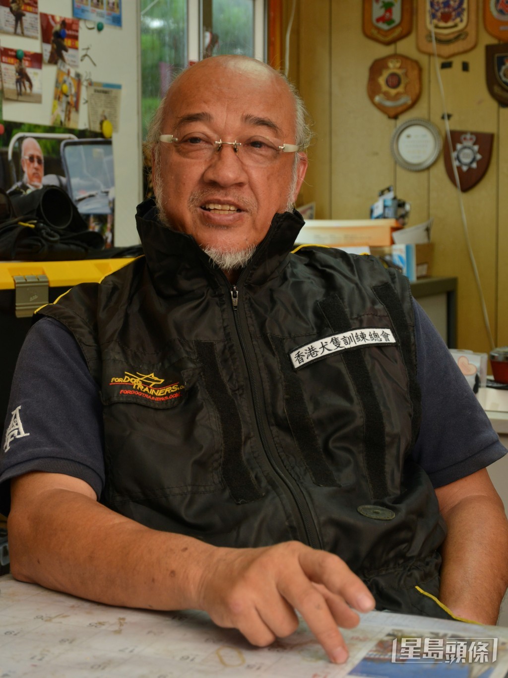 國際專業訓犬師協會會員、香港狗會甲級練狗師張松照。資料圖片 國際專業訓犬師協會會員、香港狗會甲級練狗師張松照。資料圖片