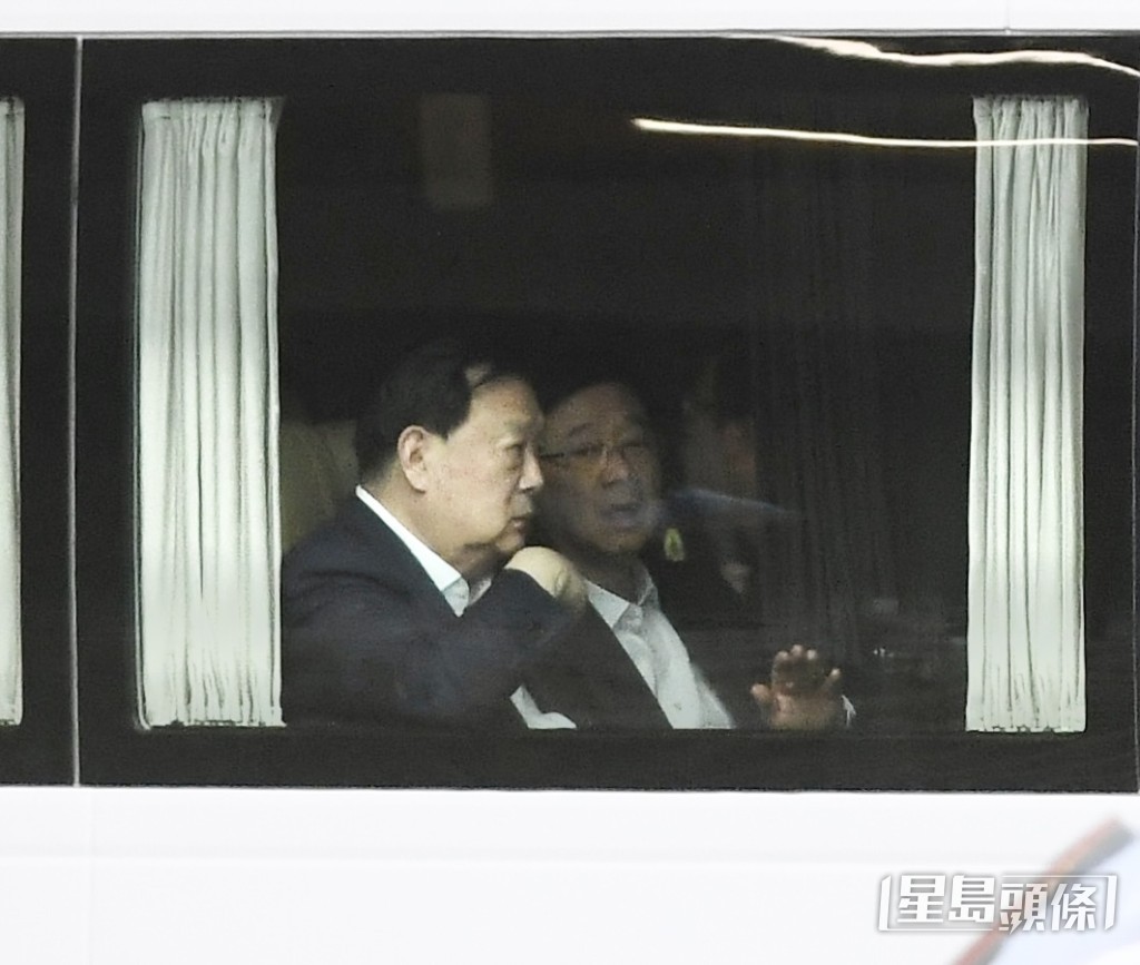 夏寶龍的專車約在下午6時抵達啟德體育園主場館地下停車場,行政長官李家超亦有陪同。何君健攝 夏寶龍的專車約在下午6時抵達啟德體育園主場館地下停車場,行政長官李家超亦有陪同。何君健攝