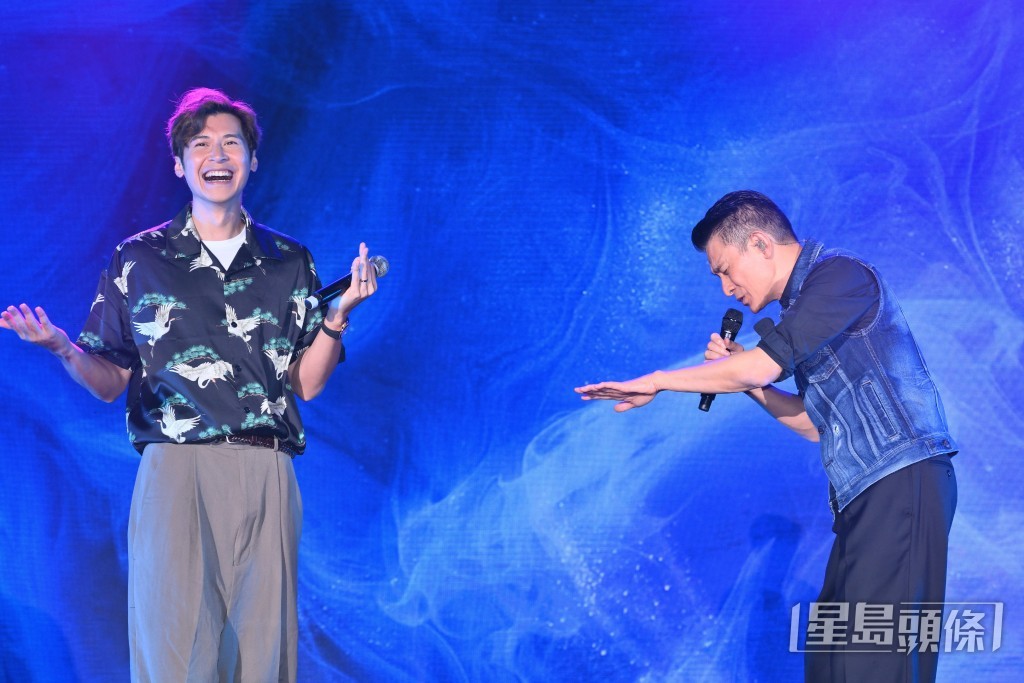 陳家樂被劉德華捉上台。 陳家樂被劉德華捉上台。