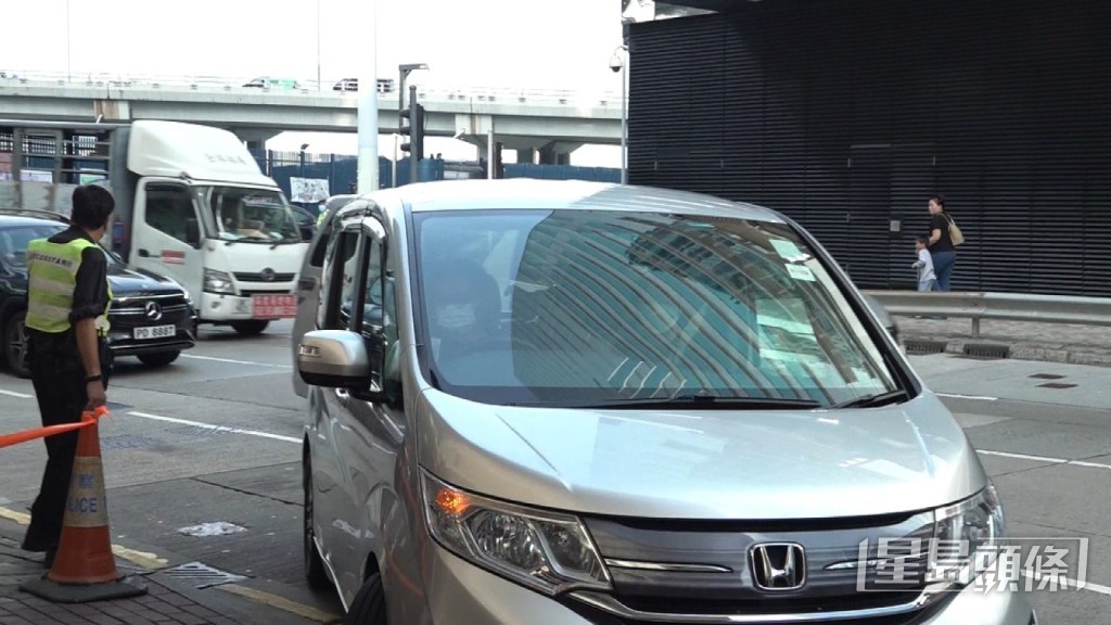 劉德華媽媽的保姆車直接駛入殯儀館停車場。 劉德華媽媽的保姆車直接駛入殯儀館停車場。