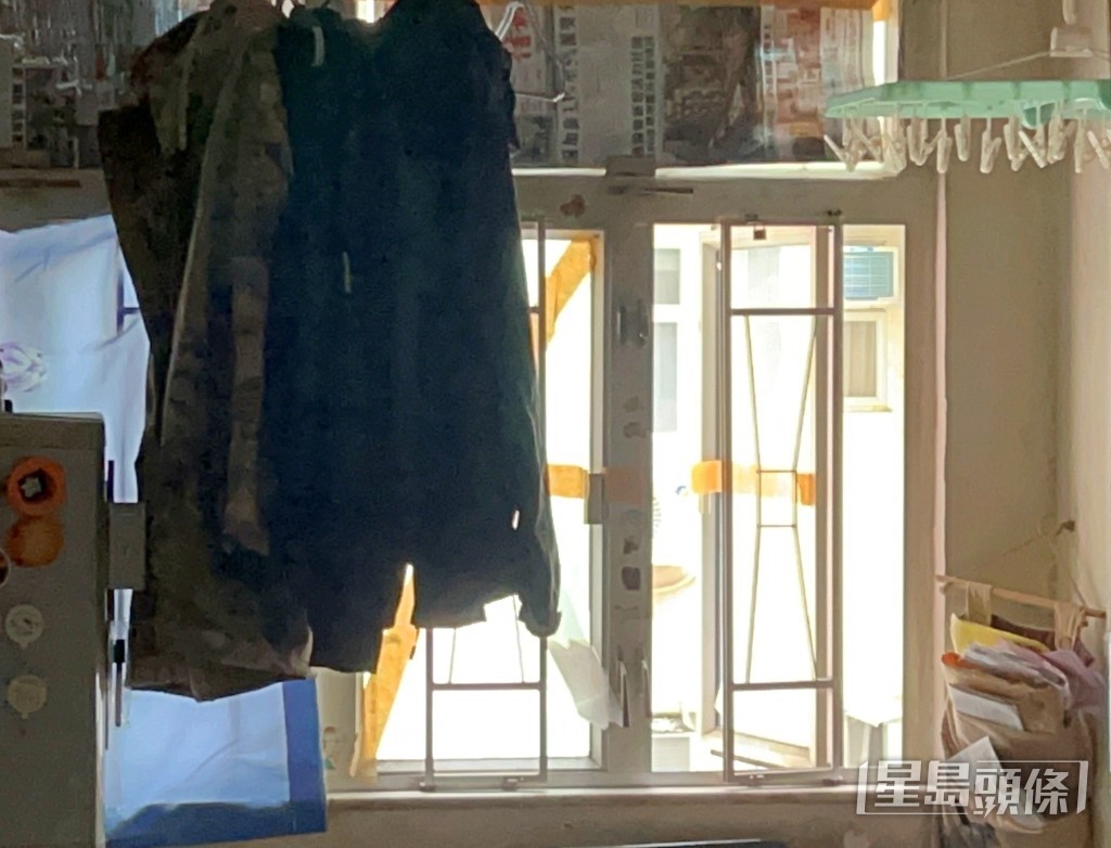 窗戶被推開。 窗戶被推開。