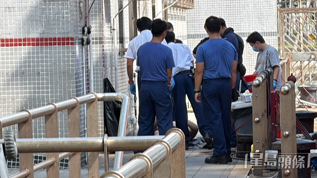 救援人員將男子送往青衣消防輪碼頭。劉漢權攝 救援人員將男子送往青衣消防輪碼頭。劉漢權攝
