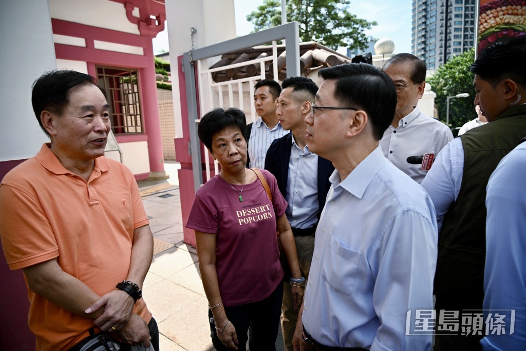 有街坊反映區內衞生問題，李家超回應指：「邊度有垃圾話畀我哋聽，即刻清咗佢。」。蘇正謙攝