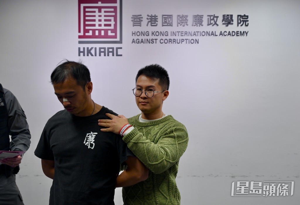 黃先生(右一)指感受到廉署人員於執行拘捕時必需展現強大的威懾力,才能專業且順利地完成任務。 黃先生(右一)指感受到廉署人員於執行拘捕時必需展現強大的威懾力,才能專業且順利地完成任務。