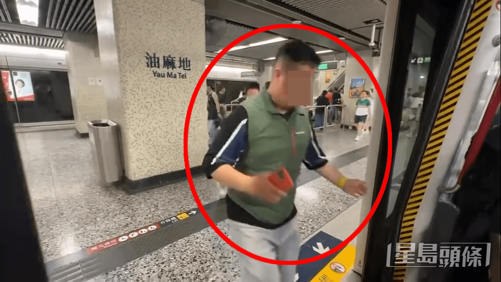 從影片可見,其中一名男子一個箭步率先從狹窄的門縫中硬擠入車廂(影片截圖Threads@v6b_zx4329、mtr__diary) 從影片可見,其中一名男子一個箭步率先從狹窄的門縫中硬擠入車廂(影片截圖Threads@v6b_zx4329、mtr__diary)