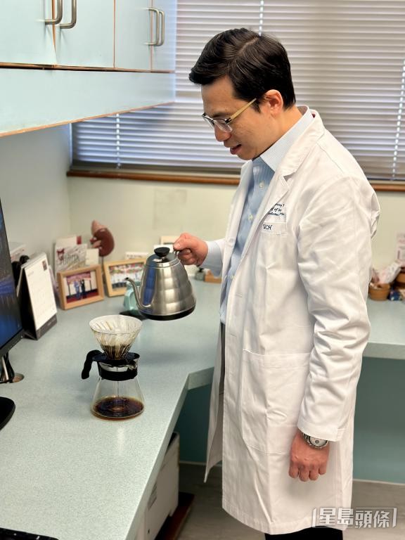 近年黃醫生愛上飲咖啡，每早工作後會手沖一杯咖啡飲用，並作休息。