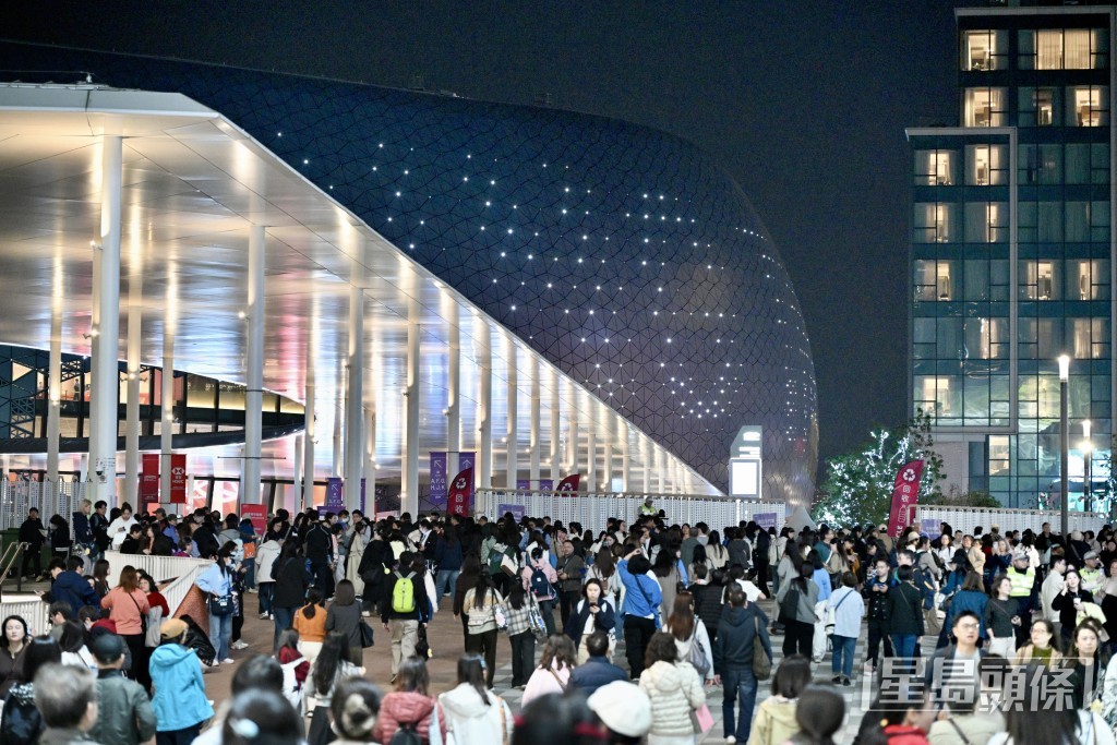 內地人氣歌手周深今明兩日在啟德體育園主場館舉行演唱會。