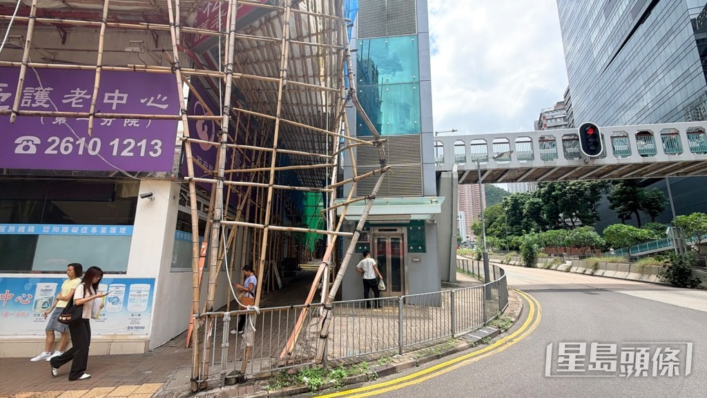 保基大樓搭建棚架被撞至變形。 保基大樓搭建棚架被撞至變形。