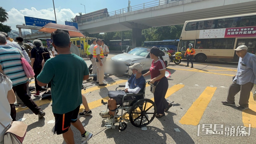 過路處行人熙來攘往。 過路處行人熙來攘往。