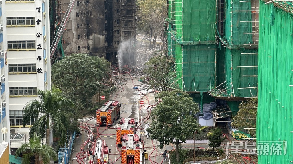 大火現場仍有消防射水。劉漢權攝