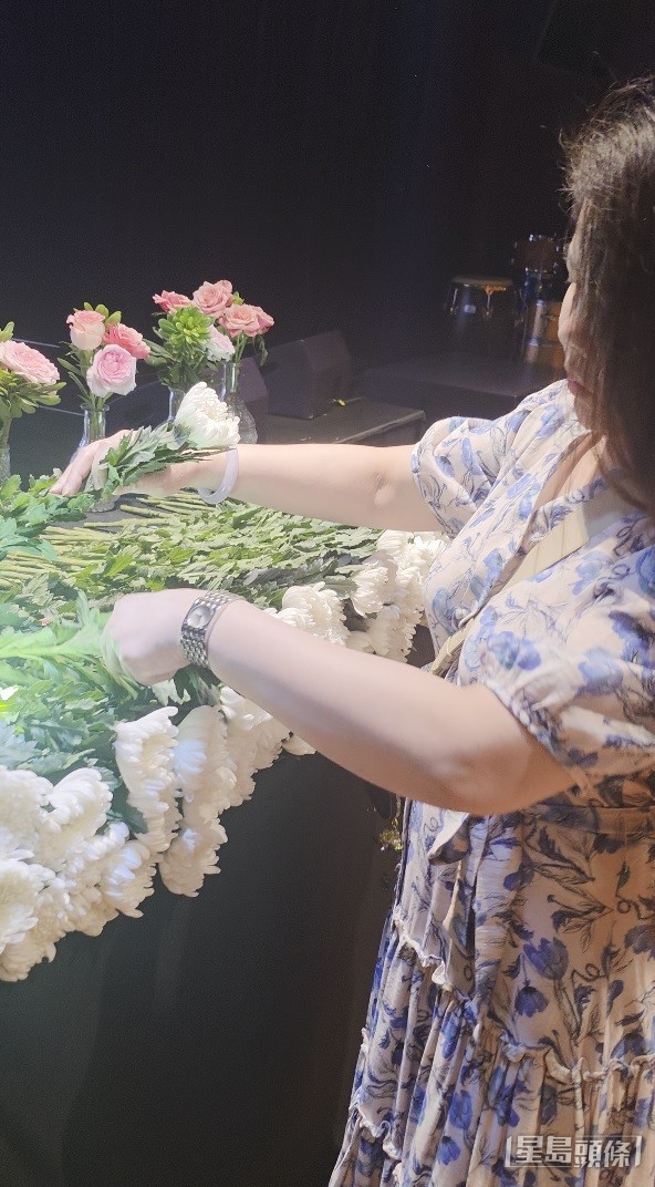 May May好認真。 May May好認真。