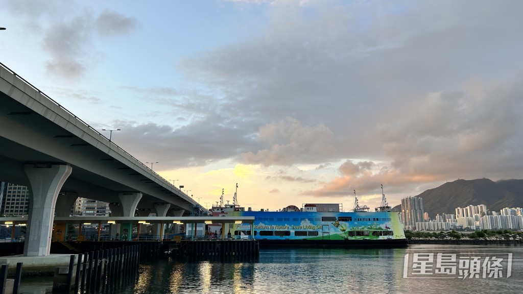 吹和緩至清勁偏東風，離岸及高地間中吹強風。