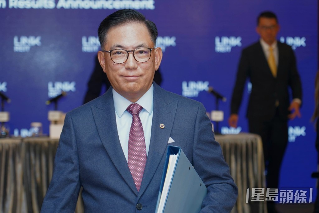 王國龍將於年底退休，寄語員工：「要繼續努力，行多啲、食多啲，搵多啲好租客，會越做越好。」