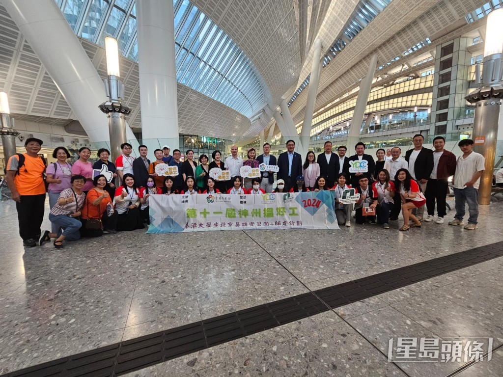 梁宏正今天到高鐵站,為乘坐首班京港動卧列車的大學實習生送行兼打氣。民青局facebook圖片 梁宏正今天到高鐵站,為乘坐首班京港動卧列車的大學實習生送行兼打氣。民青局facebook圖片