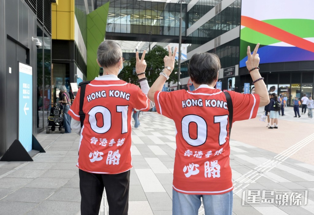 謝生謝太與一行十幾名朋友今次特意在球迷會訂製應援隊服。 謝生謝太與一行十幾名朋友今次特意在球迷會訂製應援隊服。