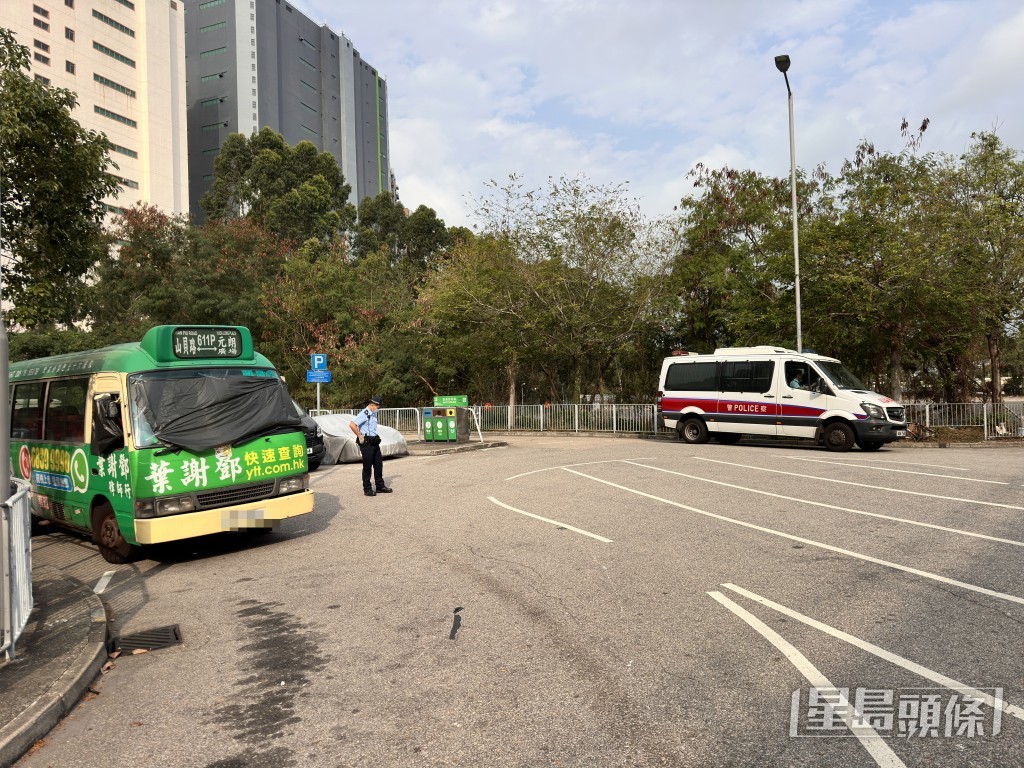 小巴停在山貝路對開。梁國峰攝 小巴停在山貝路對開。梁國峰攝