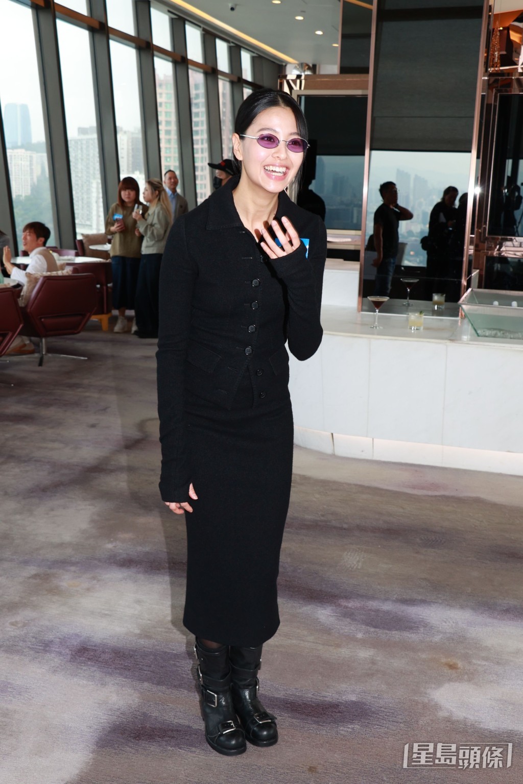 Amy戴上太陽眼鏡現身記者會。 Amy戴上太陽眼鏡現身記者會。