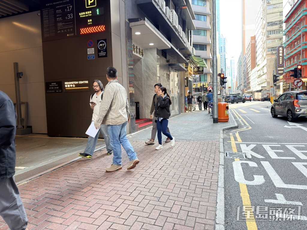 三名探員到打劫現場調查。梁國峰攝 三名探員到打劫現場調查。梁國峰攝