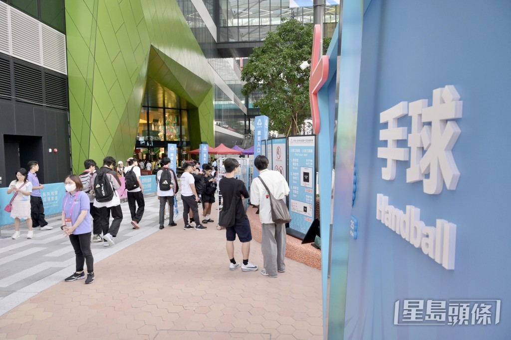 全運會香港男子手球隊歷史性晉身最後4強,今晚在銅牌戰中與北京隊力爭獎牌。 全運會香港男子手球隊歷史性晉身最後4強,今晚在銅牌戰中與北京隊力爭獎牌。