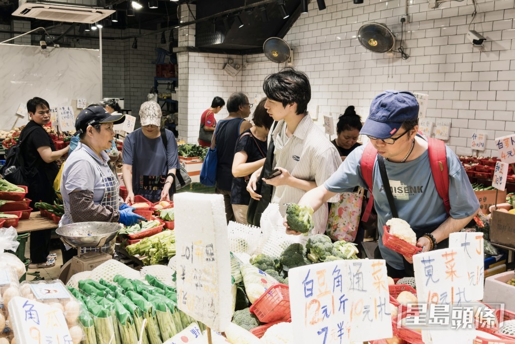 《星島》記者今日(25日)下午前往旺角街市觀察,街市內人頭湧湧。 《星島》記者今日(25日)下午前往旺角街市觀察,街市內人頭湧湧。