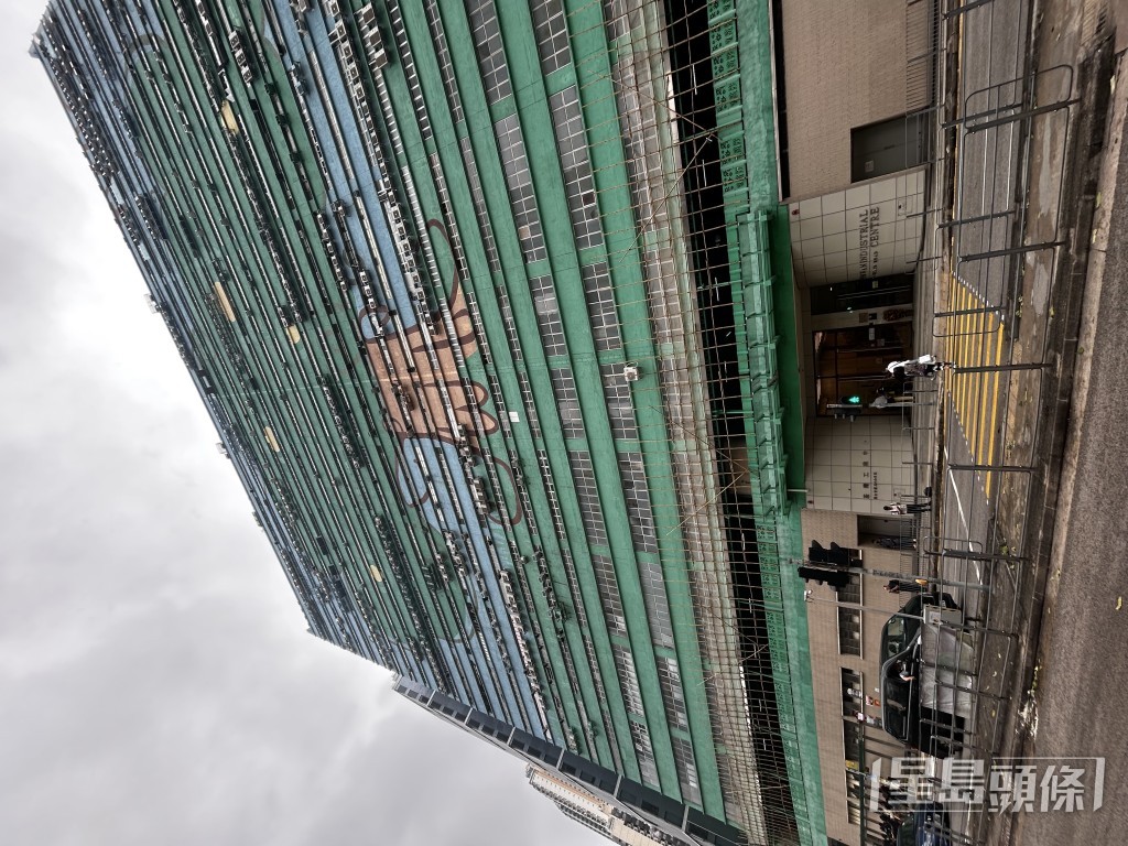 一名男工人手掌骨折清醒送院。杨伟亨摄