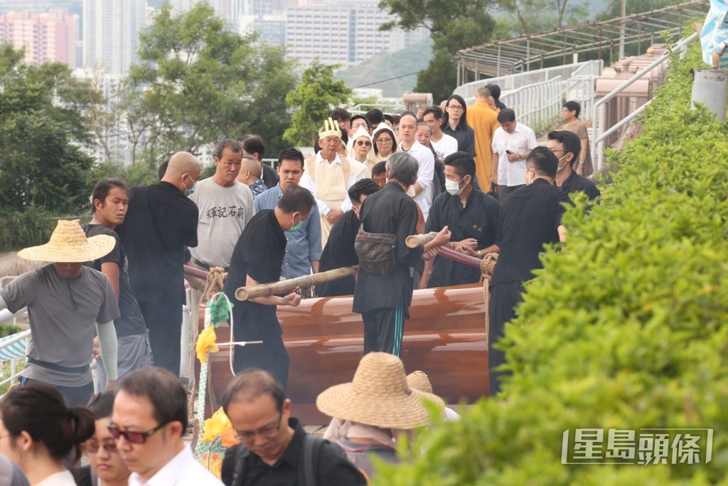 資深演員夏萍在2019年離世，死後被安葬於將軍澳華人永遠墳場。