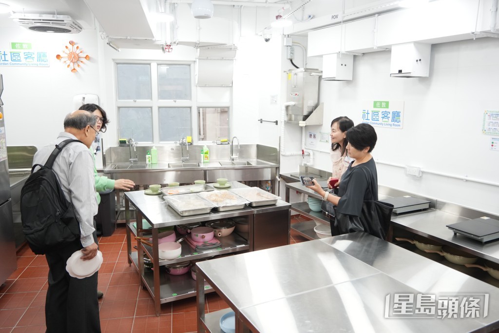 社區客廳設有煮食用餐空間,方便不同家庭按照自身習慣烹調家鄉菜式。 社區客廳設有煮食用餐空間,方便不同家庭按照自身習慣烹調家鄉菜式。
