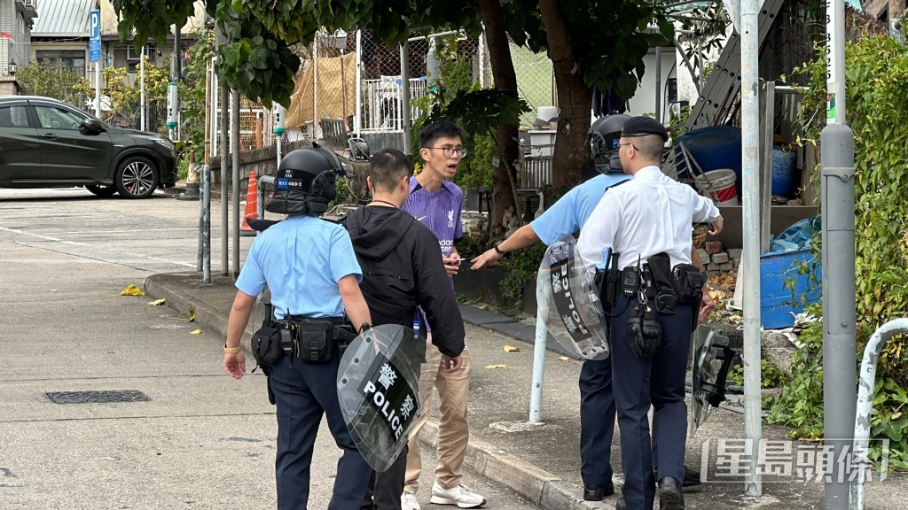 警員下午2時許到老圍村搜捕持刀漢。劉漢權攝 警員下午2時許到老圍村搜捕持刀漢。劉漢權攝