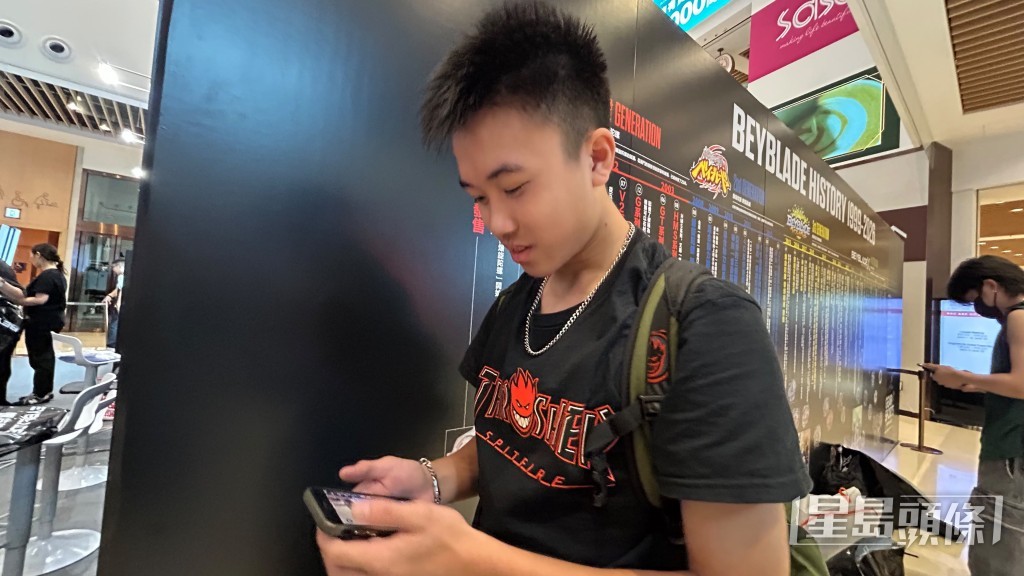 黃同學排了17小時隊才買到心頭好。蔡楚輝攝 黃同學排了17小時隊才買到心頭好。蔡楚輝攝