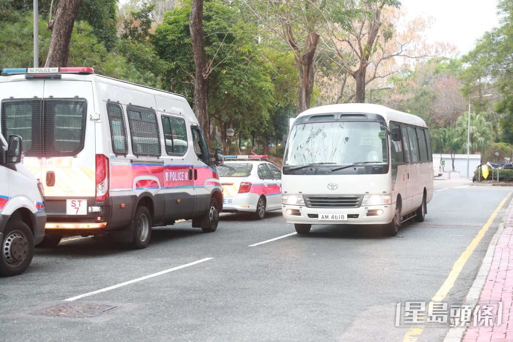 王青霞由入境處車輛送抵法院。