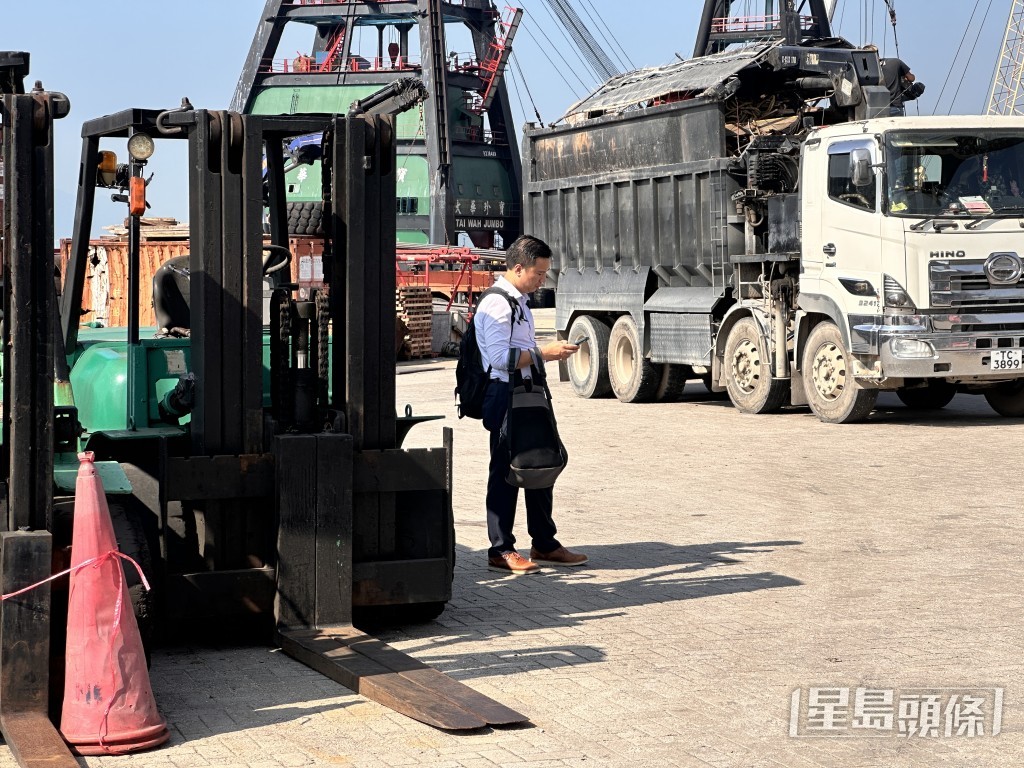 事主儿子检取父亲的背囊。梁国峰摄 事主儿子检取父亲的背囊。梁国峰摄