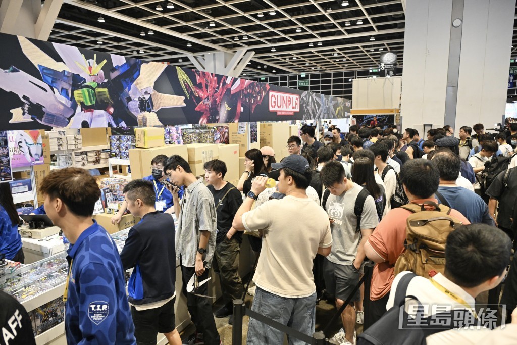 會場內,一眾動漫迷在各大攤位間穿梭往來,不但爭相與心儀的扮演者合照留念。 會場內,一眾動漫迷在各大攤位間穿梭往來,不但爭相與心儀的扮演者合照留念。