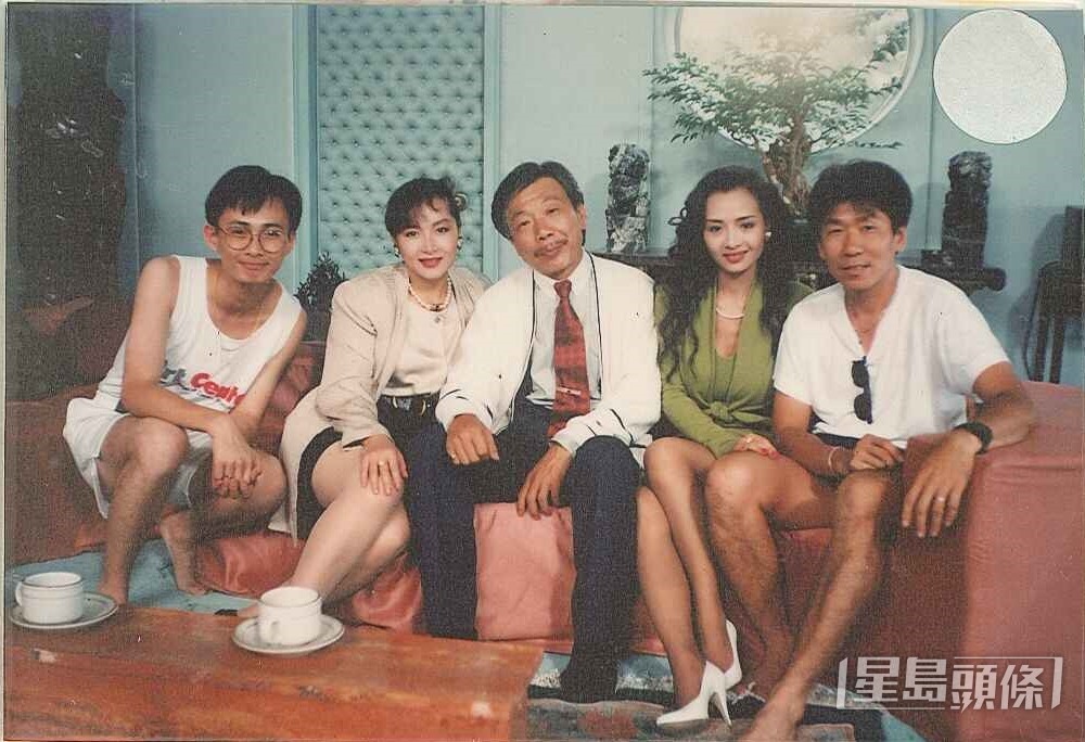 叶子楣(右二)1985年毕业于第三期亚视训练班,曾演出《三世人》、《胭脂泪》等亚视剧的三线小配角。 叶子楣(右二)1985年毕业于第三期亚视训练班,曾演出《三世人》、《胭脂泪》等亚视剧的三线小配角。