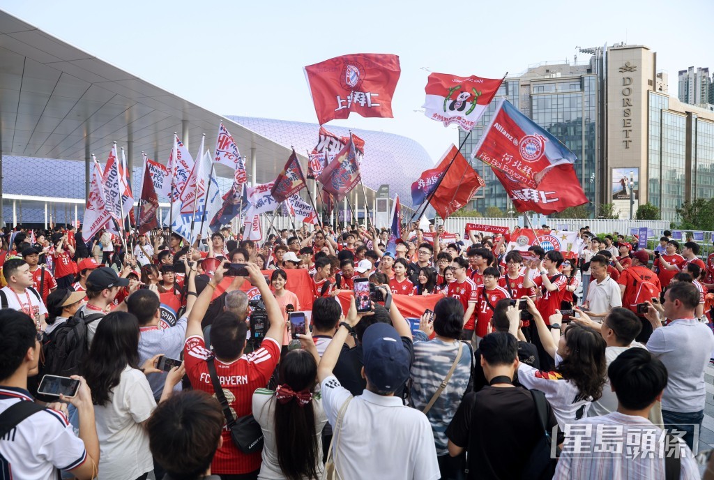入場前,打氣歡呼聲已此起彼落。何家豪攝 入場前,打氣歡呼聲已此起彼落。何家豪攝
