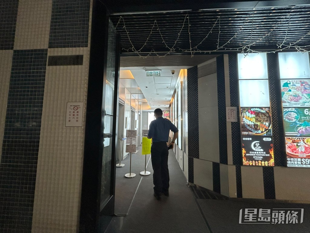 8月6日晚上時分,有消防員在大廈例行檢查。 8月6日晚上時分,有消防員在大廈例行檢查。