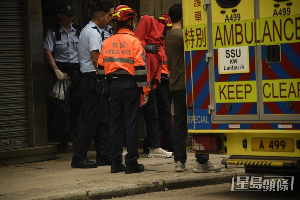 企跳男事主獲救後送院檢查。楊偉亨攝 企跳男事主獲救後送院檢查。楊偉亨攝
