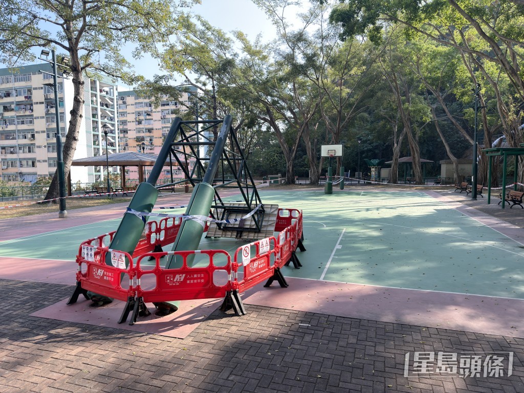 塌下的籃球架仍未移走。梁國峰攝
