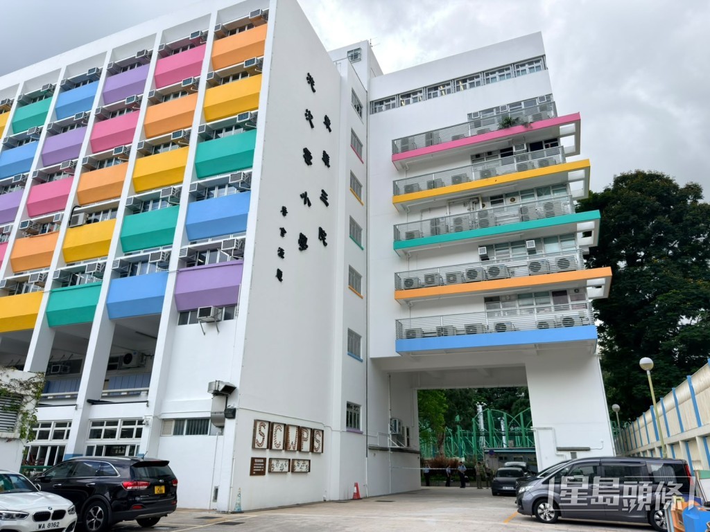 男子倒臥校園內。 男子倒臥校園內。