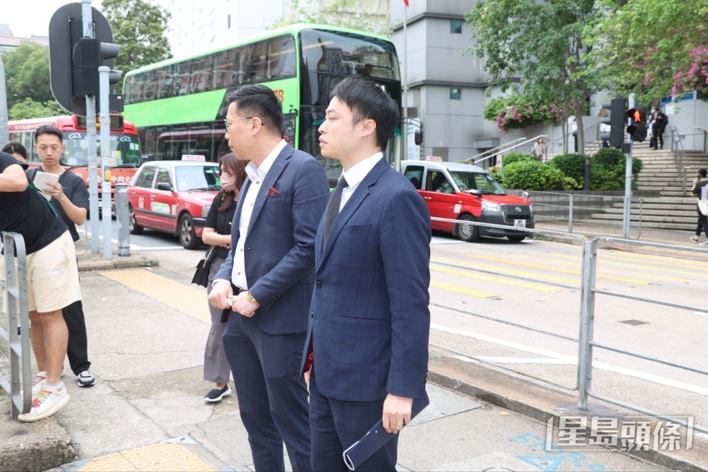 案件今日在九龙城法院进行聆讯，胡鸿钧没有出庭应讯，由蔡兆升大律师代表出庭认罪。
