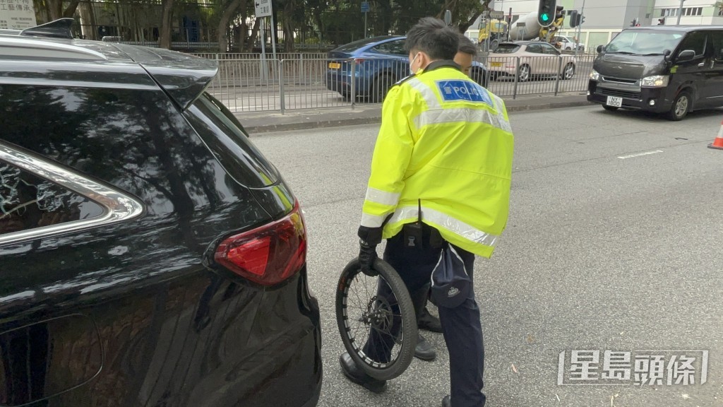 警員檢走單車輪戰。 警員檢走單車輪戰。